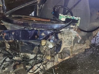 Afyonkarahisar'da bariyerlere çarparak parçalanan otomobilin sürücüsü hayatını kaybetti