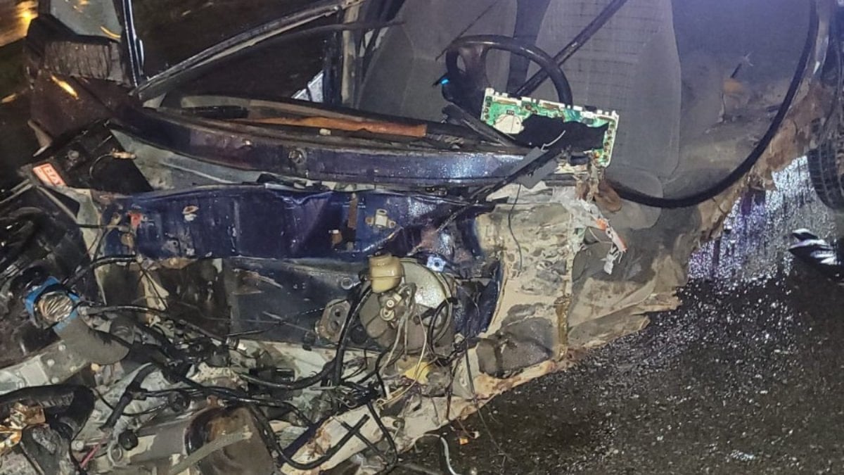 Afyonkarahisar'da bariyerlere çarparak parçalanan otomobilin sürücüsü hayatını kaybetti