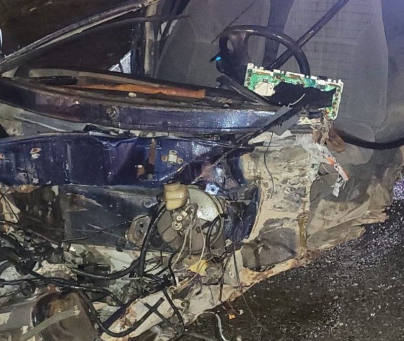 Afyonkarahisar'da bariyerlere çarparak parçalanan otomobilin sürücüsü hayatını kaybetti