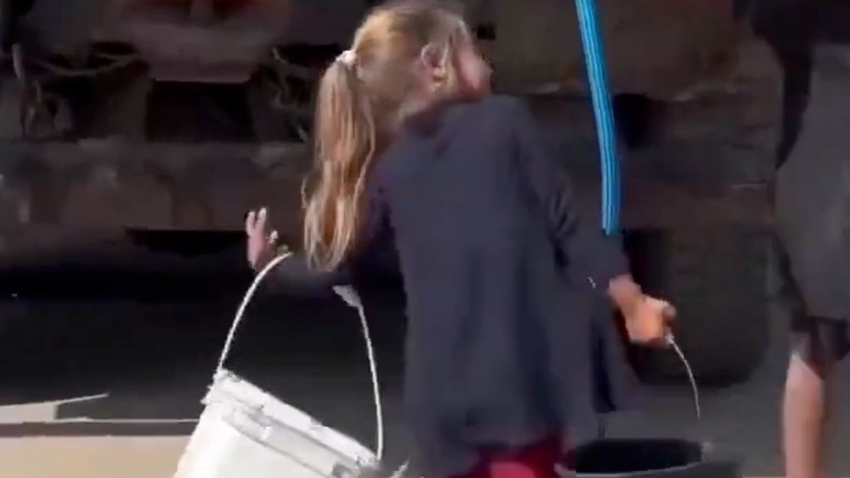 Soykırımın en masum hedefleri: Gazzeli çocuklar bir damla su için mücadele ediyor