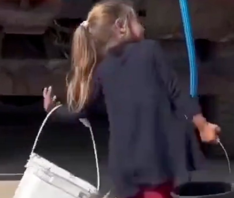 Soykırımın en acı karesi: Gazzeli çocuklar bir damla su için mücadele ediyor