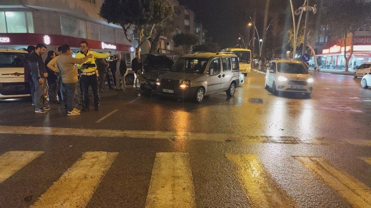 Antalya’da ters yön faciası kamerada: 4 araç birbirine girdi