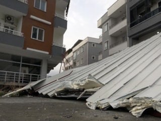 Hatay'da fırtına etkili oldu: Uçan çatı araçlara zarar verdi