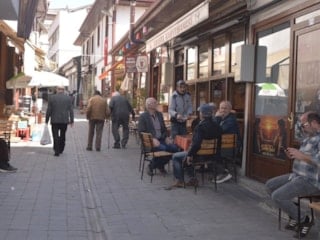 Tokat'ta kıraathane sahibi ölen müşterilerinin hatıralarını duvarında yaşatıyor