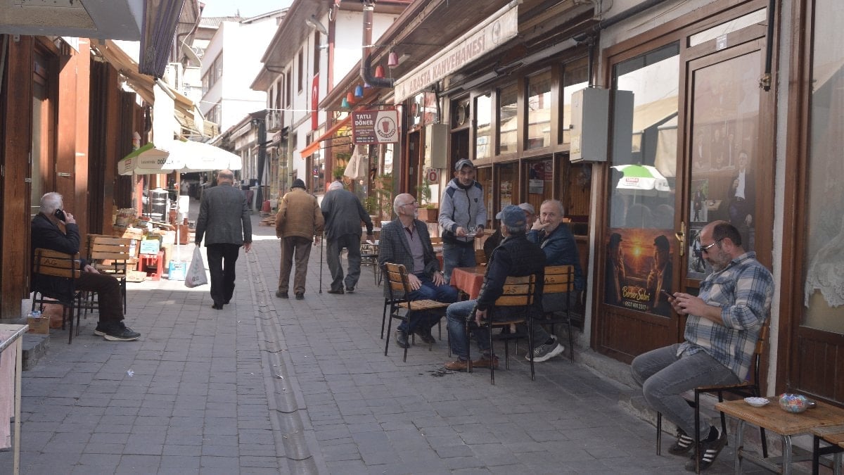 Tokat'ta kıraathane sahibi ölen müşterilerinin hatıralarını duvarında yaşatıyor