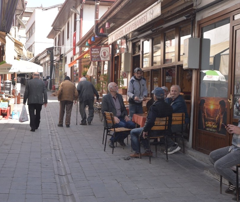 Tokat'ta kıraathane sahibi ölen müşterilerinin hatıralarını duvarında yaşatıyor