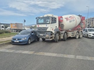 Balıkesir'de kaza yapan aracın sürücüsü sıkıştı: Polis camdan kurtardı