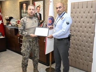 Amasya'da dikkatli güvenlik görevlisi, 909 bin liralık dolandırıcılığı engelledi