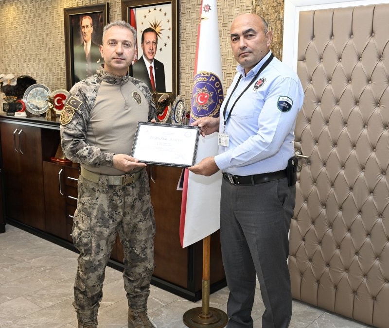 Amasya'da dikkatli güvenlik görevlisi, 909 bin liralık dolandırıcılığı engelledi