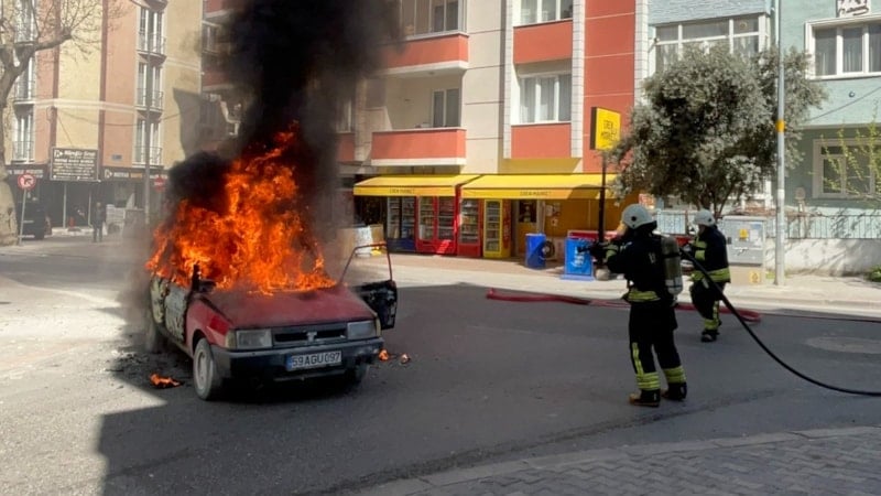 Tekirdağ'da alev alan LPG'li otomobil kullanılamaz hale geldi