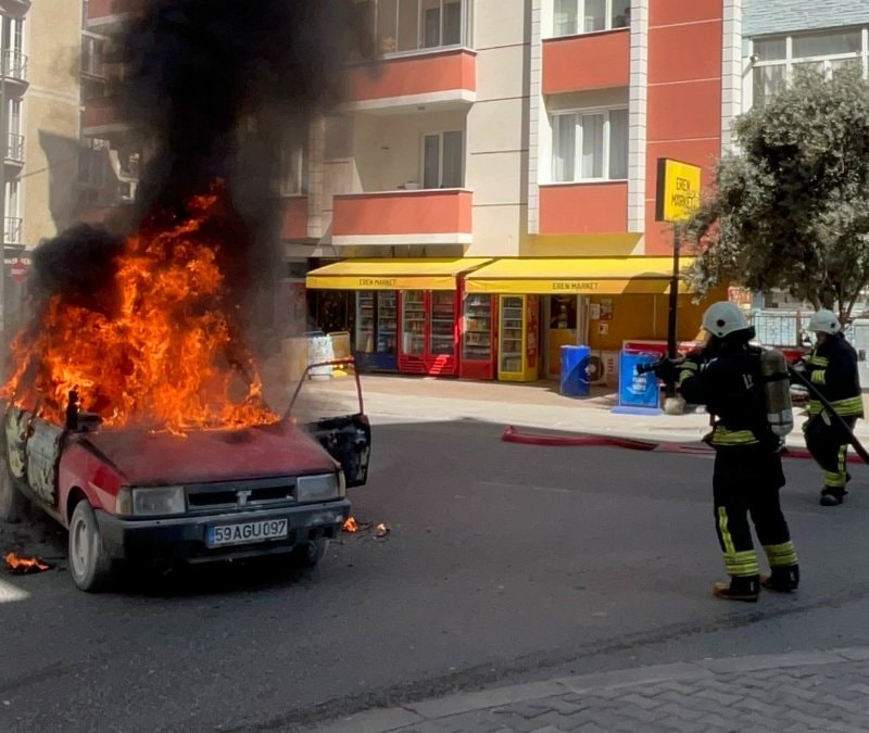 Tekirdağ'da alev alan LPG'li otomobil kullanılamaz hale geldi