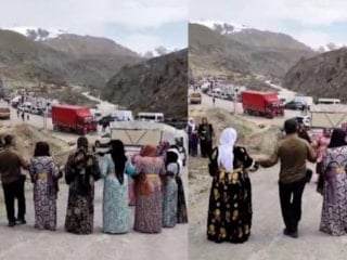 Hakkari'de heyelan yolu kapattı, nişan konvoyu halayla moral buldu
