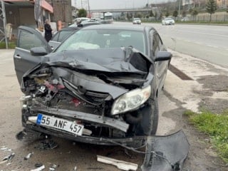 Samsun’da otomobil, park halindeki tıra çarptı: 5 yaralı