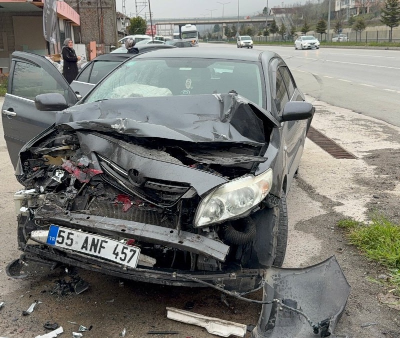 Samsun’da otomobil, park halindeki tıra çarptı: 5 yaralı