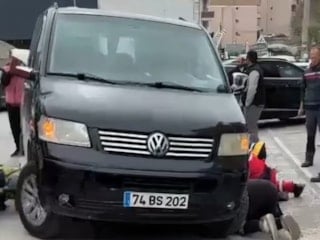 Bartın'daki kazada aracın altında kalan kadını ekipler kurtardı