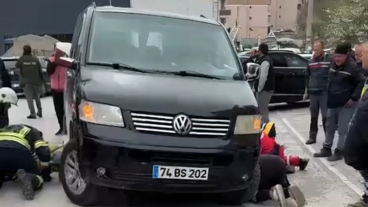 Bartın'daki kazada aracın altında kalan kadını ekipler kurtardı