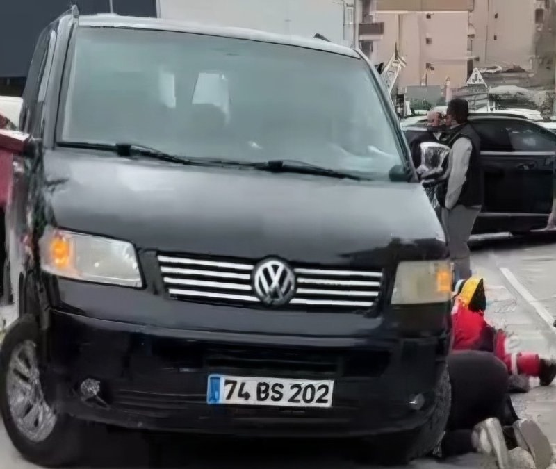 Bartın'daki kazada aracın altında kalan kadını ekipler kurtardı