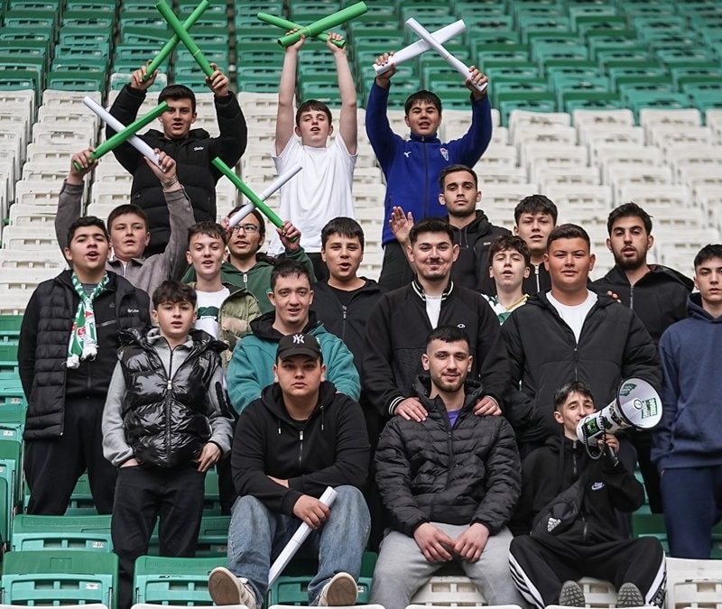 Bursaspor taraftarından şampiyonluk maçı için 40 bin kartonluk koreografi