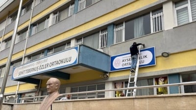 Kahramanmaraş'ta saldırının gerçekleştiği okulun tabelası yeni binaya asıldı