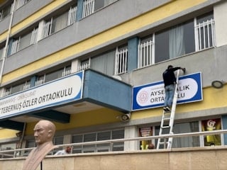 Kahramanmaraş'ta saldırının gerçekleştiği okulun tabelası yeni binaya asıldı