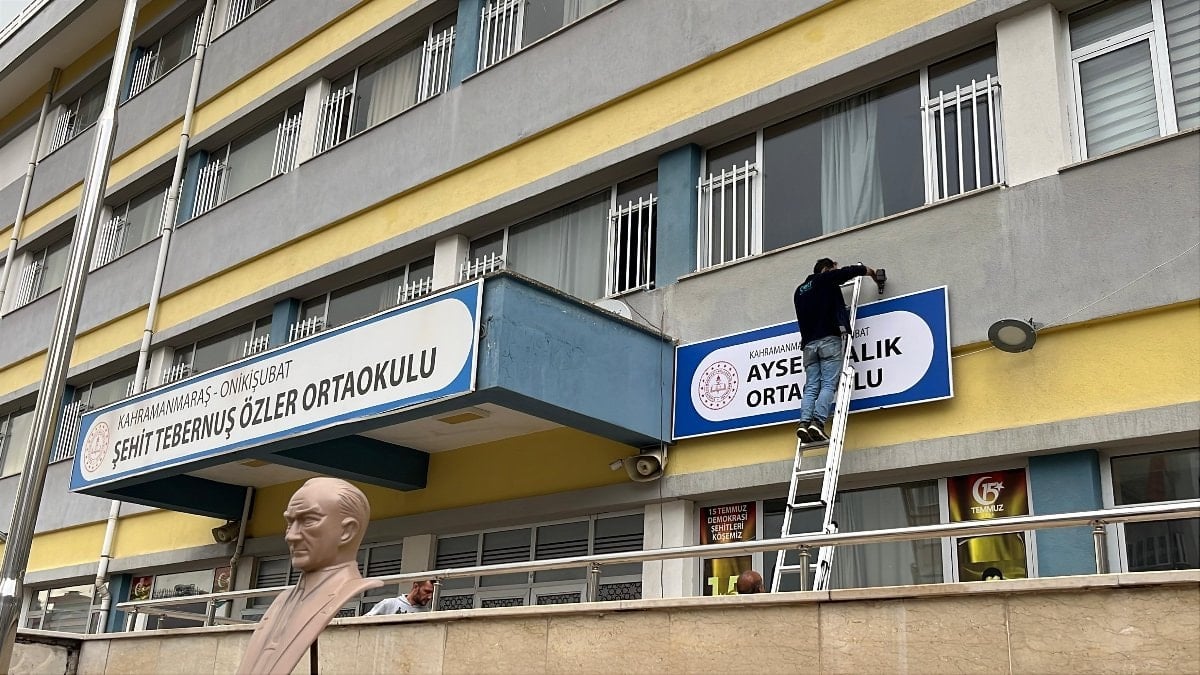 Kahramanmaraş'ta saldırının gerçekleştiği okulun tabelası yeni binaya asıldı