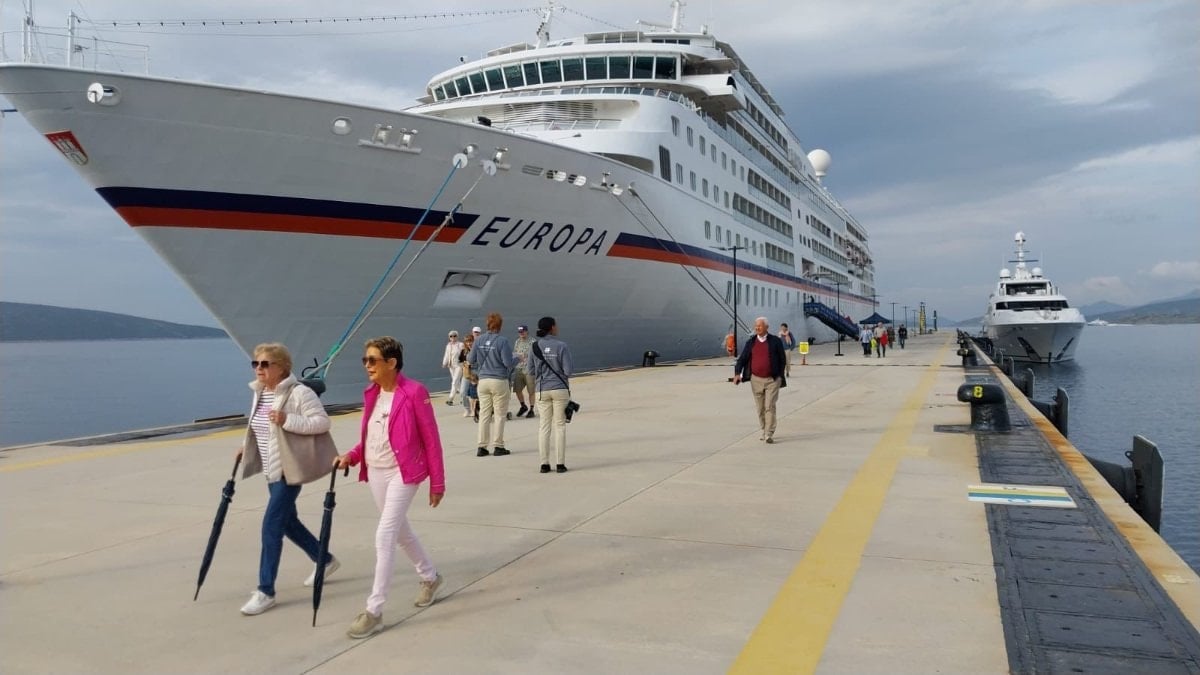 Bodrum Limanı’nda kruvaziyer yoğunluğu: 357 turist ilçeyi gezdi