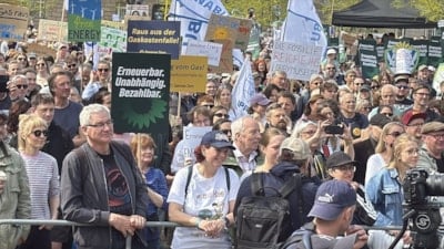 Almanya'da vatandaşlar hükümetin enerji politikalarını protesto etti