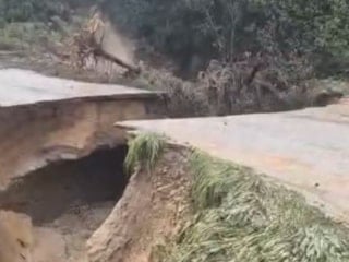 Mersin'de sağanak: Yol çöktü, seralar zarar gördü