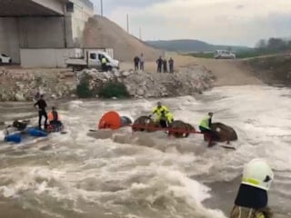 Bursa'da dereden geçmeye çalışan traktör ve üstündeki işçiler akıntıyla devrildi
