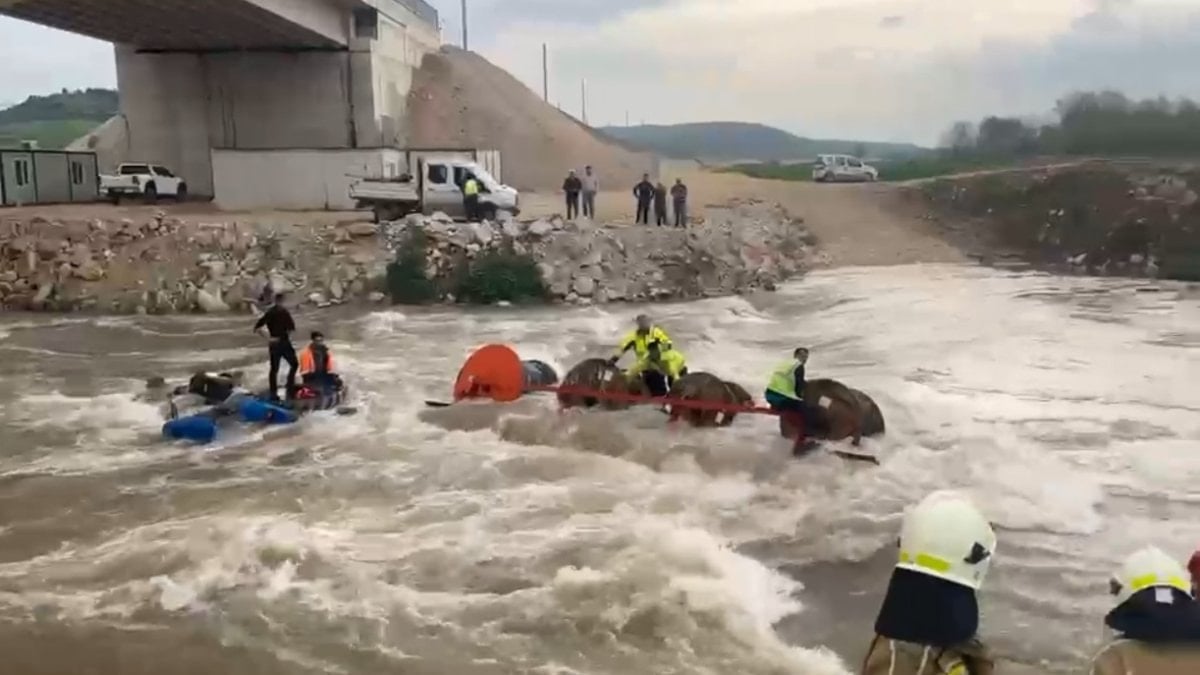 Bursa'da dereden geçmeye çalışan traktör ve üstündeki işçiler akıntıyla devrildi