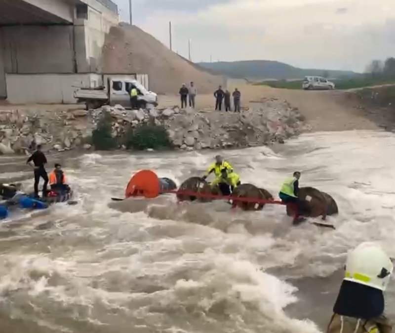 Bursa'da dereden geçmeye çalışan traktör ve üstündeki işçiler akıntıyla devrildi