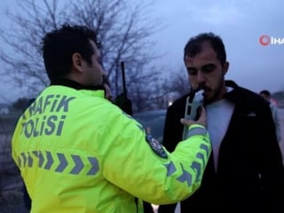 Nevşehir’de trafikte dehşet saçan alkollü sürücü gazetecileri tehdit etti