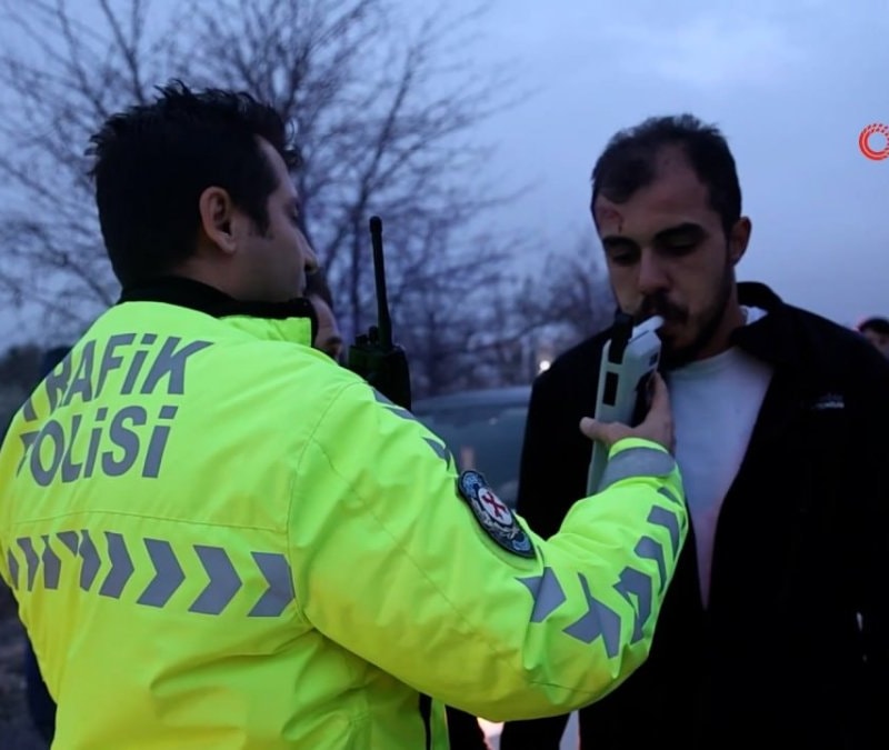 Nevşehir’de trafikte dehşet saçan alkollü sürücü gazetecileri tehdit etti