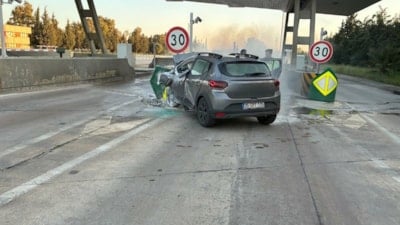 İzmir'de bariyerlere çarpıp yanan otomobilin sürücüsü öldü