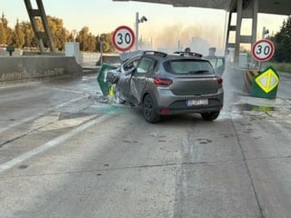 İzmir'de bariyerlere çarpıp yanan otomobilin sürücüsü öldü