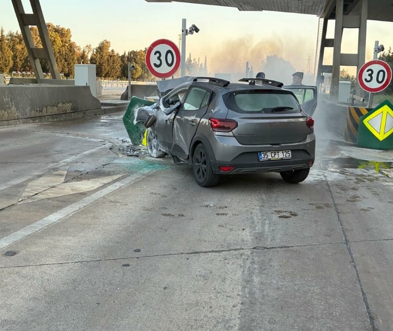 İzmir'de bariyerlere çarpıp yanan otomobilin sürücüsü öldü