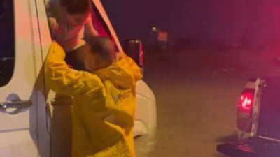 Adana’da sağanakta, minibüste mahsur kalan çocuklar kurtarıldı