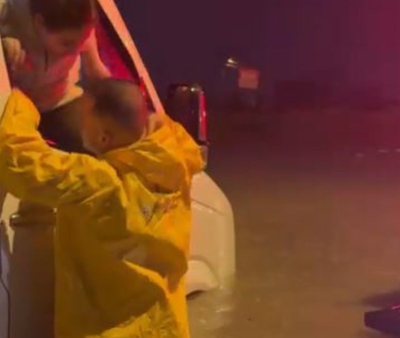 Adana’da sağanakta, minibüste mahsur kalan çocuklar kurtarıldı