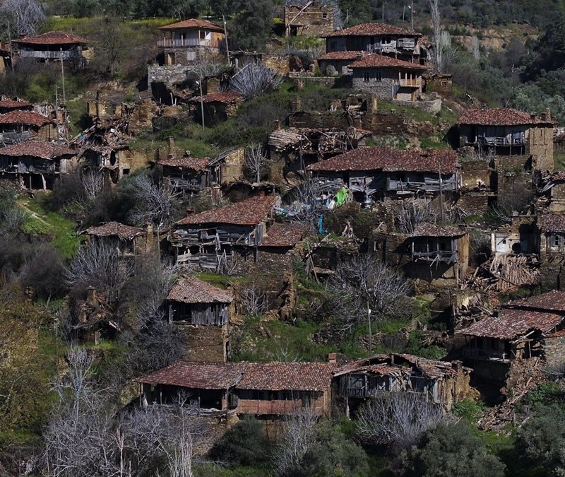 İzmir'de göçle boşalan hayalet köy, yeniden canlanacak