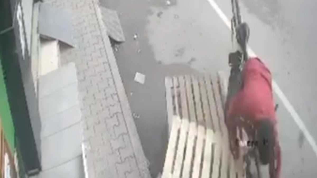 Adana'da motosiklet sürücüsü ölümden döndü