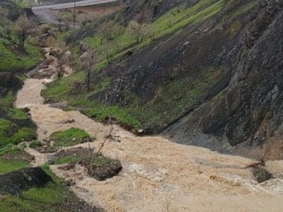 Hakkari'de dere taştı, Şemdinli-Derecik yolu kapandı