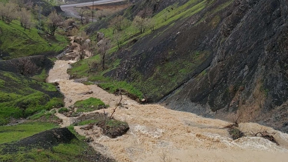 Hakkari'de dere taştı, Şemdinli-Derecik yolu kapandı