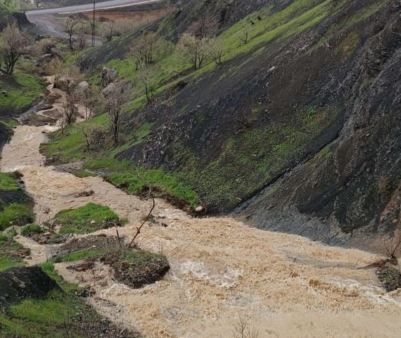 Hakkari'de dere taştı, Şemdinli-Derecik yolu kapandı