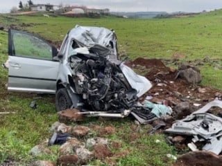 Şanlıurfa'da tırın çarptığı araç hurdaya döndü