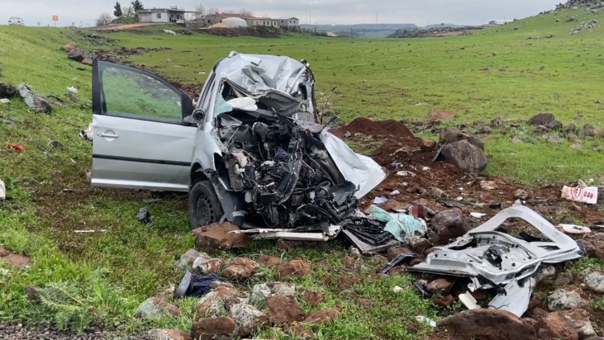 Şanlıurfa'da tırın çarptığı araç hurdaya döndü