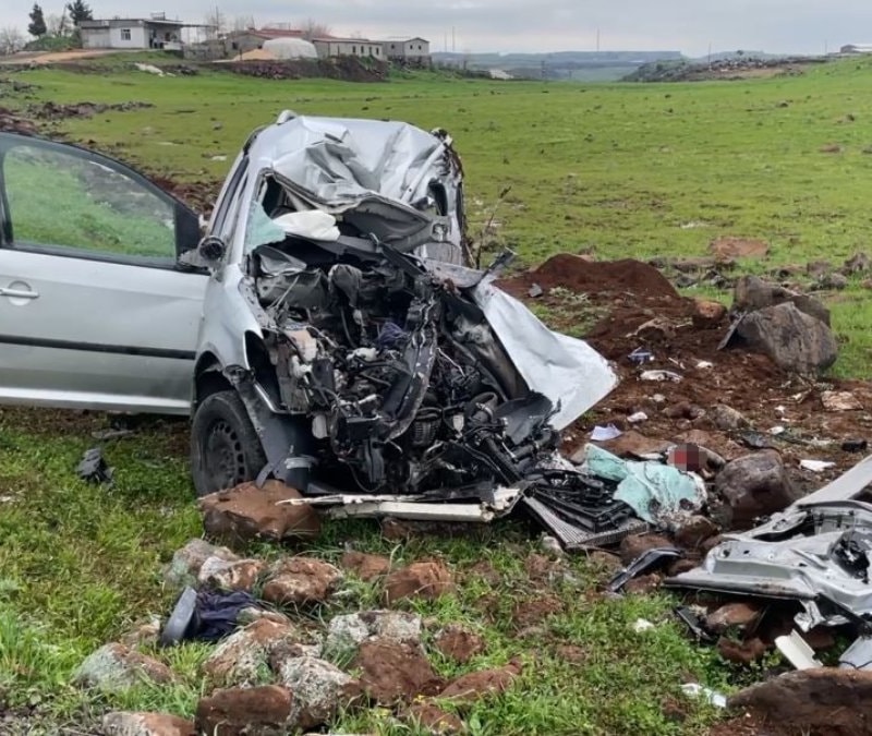 Şanlıurfa'da tırın çarptığı araç hurdaya döndü