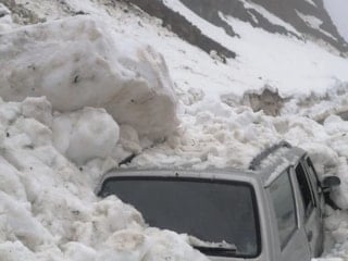 Trabzon'da 4 kişinin olduğu aracın üzerine çığ düştü