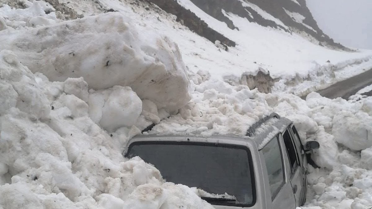 Trabzon'da 4 kişinin olduğu aracın üzerine çığ düştü