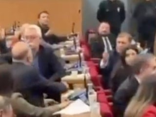 Cemil Tugay, AK Partili kadın meclis üyesine 'sahtekar' diyerek parmak salladı