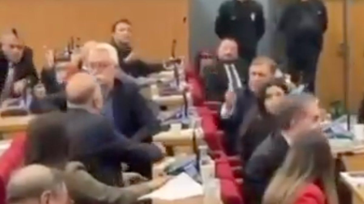 Cemil Tugay, AK Partili kadın meclis üyesine 'sahtekar' diyerek parmak salladı